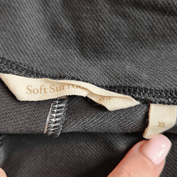 SOFT SURROUNDINGS Black Cropped Pants Leg Gather and Button Detail XL (4633) - Picture 3 of 4